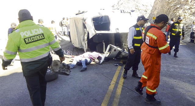 Minivan se despista y dos pasajeros fallecen en Arequipa