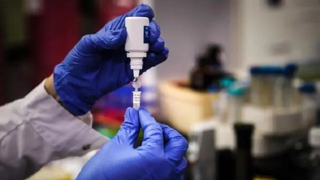 Emiratos ha decidido colocar la vacuna contra la COVID-19 al personal de saliu que se encuentra en primera línea de atención de la pandemia de CCOVID-19. Foto: AFP.