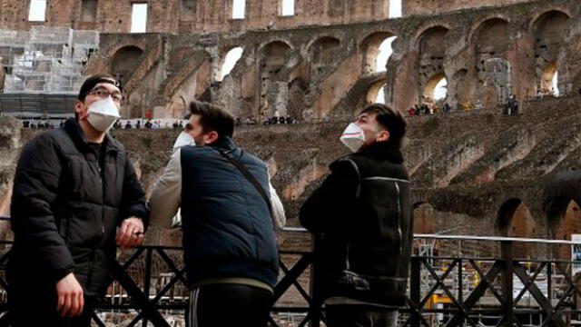 Turista utilizan mascarillas para visitar el coliseo romano en Italia. Foto: AFP.