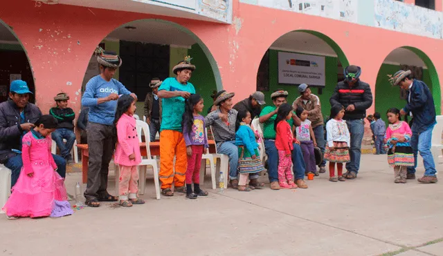 Los hombres participaron de un peculiar concurso de armado de trenzas, organizado por la municipalidad distrital de Sarhua, en Ayacucho