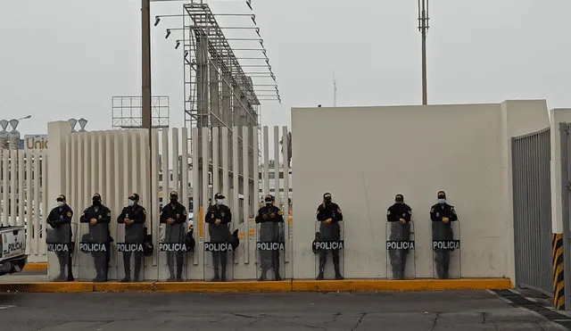 Policías resguardando el frontis del aeropuerto. Foto: Joel Robles / URPI - LR