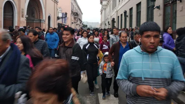 Personas se dan cita en la Plaza de Armas para asistir al evento "Serenata al Perú". (Foto: La República)