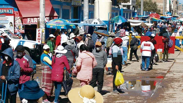sin control. Población de Juliaca sale a las calles a vender productos. Esa es su única actividad económica.