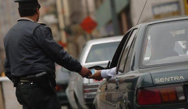 Sentencian a nueve conductores por ofrecer coimas a policías | VIDEO