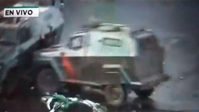 Los vehículos lanzagases de Carabineros acorralaron al manifestante. Foto: captura