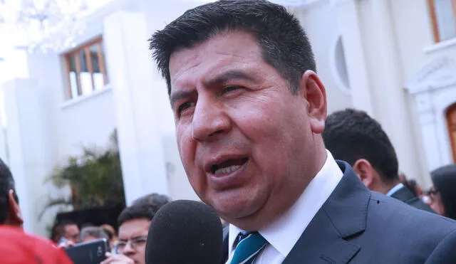 Gobernador de Huancavelica va a Europa con presupuesto de más de cien mil soles