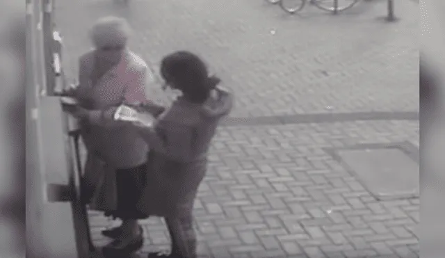 La delincuente se acercó silenciosamente a la anciana cuando estaba retirando dinero en un cajero automático