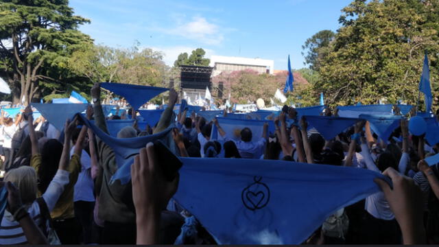 En Argentina marcharon miles de ‘pañuelos celestes’ en contra del aborto