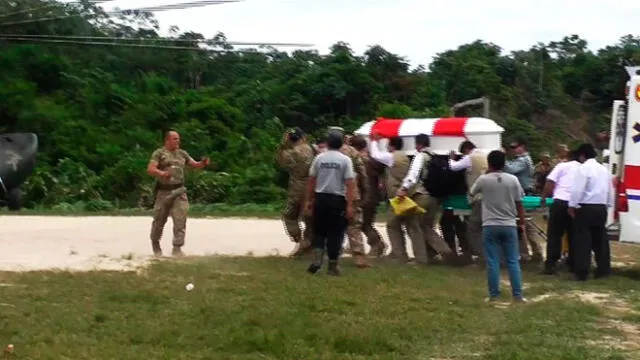 Personal del Ejército y la Policía movilizan restos del ministro de Defensa.