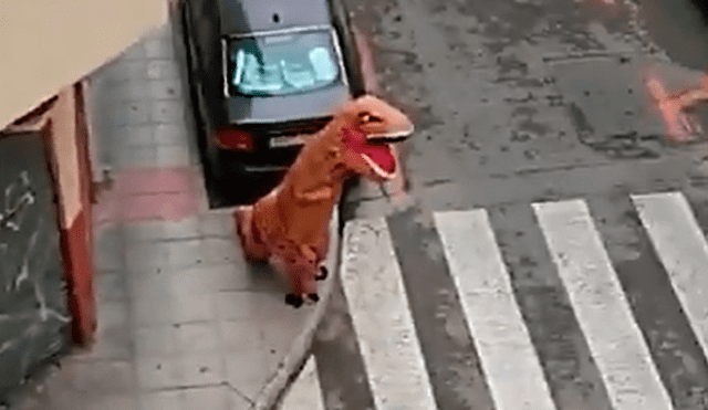 Hombre sale a la calle vestido de dinosaurio durante confinamiento por coronavirus