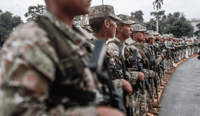 Miembros de las Fuerzas Armadas vigilan las calles del centro de Lima. Foto: EFE/ Aldair Mejia