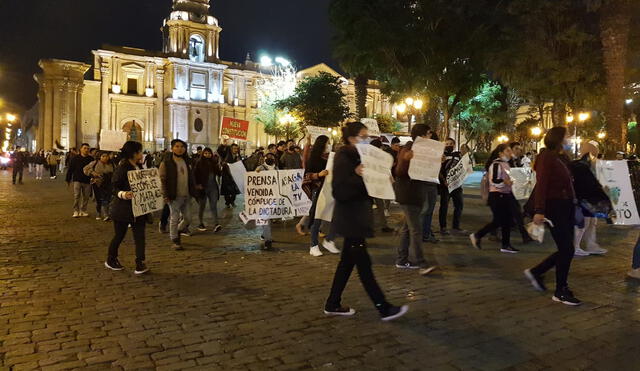 protesta. Universitarios de Arequipa salieron a protestar por detención de universitarios de la Unsa en Lima. Pidieron su libertad. Acusaron abuso de autoridad.
