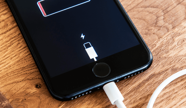 Si tu celular no carga, no necesariamente se debe a problemas con la batería. Foto: composición La República/Alamy