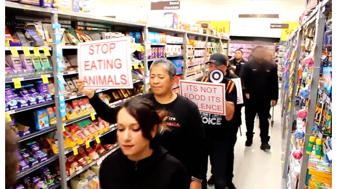 Activistas veganos protestan en sección carnes de un supermercado [VIDEO]