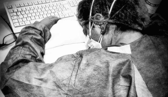 Captan a enfermera exhausta tras atender a más de 50 posibles pacientes con coronavirus