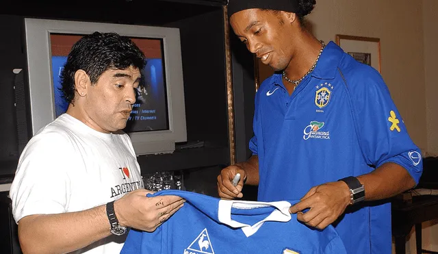 Maradona y Ronaldinho mantienen una gran amistad. (Créditos: AFP)