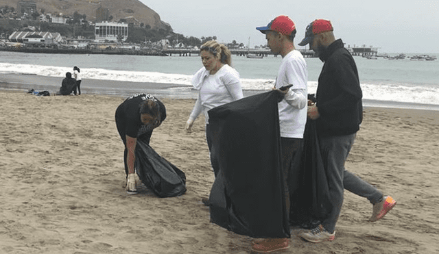 Venezolanos recogen basura y limpian playa Agua Dulce de Chorrillos 
