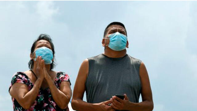 Personas se protegen con mascarillas ante la expansión del coronavirus en Estados Unidos. Foto: AFP.