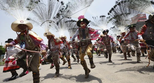 Grupo de bailarines presentó estampa folclórica de la Huaylía.