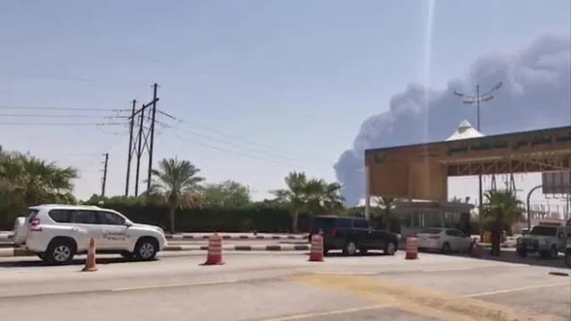 El humo se eleva en una instalación petrolera de Aramco, al suroeste de Dhahran, en la provincia oriental de Arabia Saudita tras el ataque de diez drones.