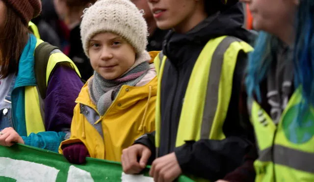 Bristol (United Kingdom), 28/02/2020.- Swedish climate change campaigner Greta Thunberg (C) marches with fellow activists in Bristol, Britain, 28 February 2020. A crowd of 25,000 was expected to join the event, as coaches brought protesters to the city from across Britain. (Protestas, Reino Unido) EFE/EPA/NEIL MUNNS
