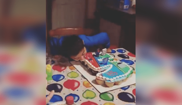 Una insólita escena muestra el momento exacto en el que un niño hace algo impensado con su torta de cumpleaños.