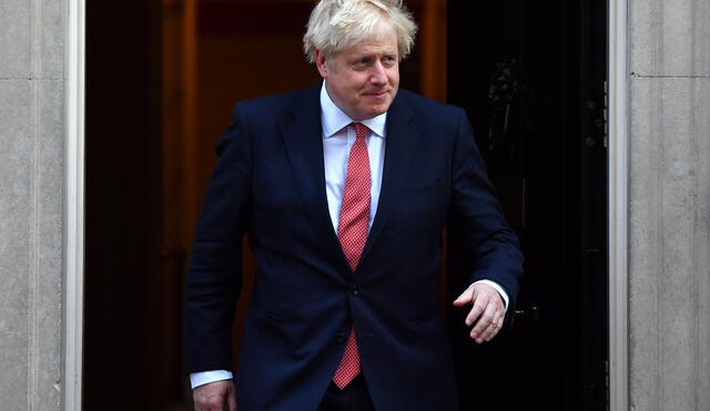 El primer ministro británico, Boris Johnson, sale por la puerta de 10 Downing street.