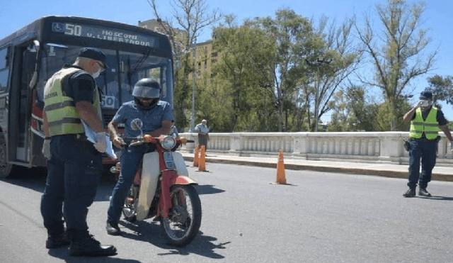 En el primer día de cuarentena obligatoria, la Policía ha detenido alrededor de 200 personas que no cumplieron con la norma. (Foto: Mitre)