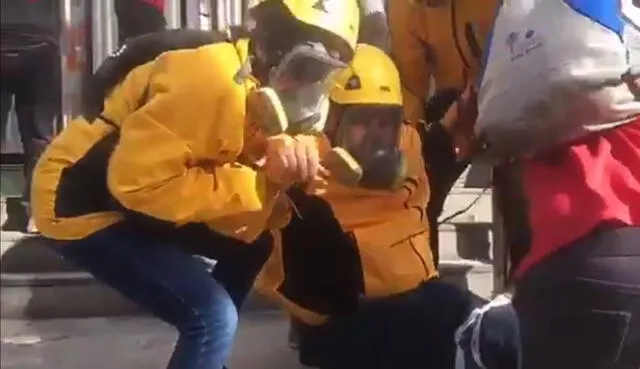 Un observador de DDHH herido en incidentes cerca de la casa de gobierno de Chile. Foto: Captura.