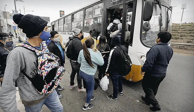 Faltas. En Puente Nuevo, El Agustino, se observó desorden para abordar los buses. Pocos usuarios llevaban protectores faciales. (Foto: Jorge Cerdán)