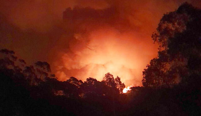 Foto del 31 de diciembre del 2019 suministrada por la residente Siobhan Threlfall que muestra las llamas que se acercan a Nerrigundah, una de las localidades más golpeadas por los incendios forestales de Australia. (AP Photo/Siobhan Threlfall)