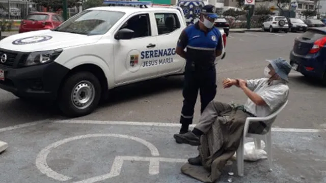Ciudadano estadounidense fue encontrado sentado en una estacionamiento. (Foto: Municipalidad de Jesús María)