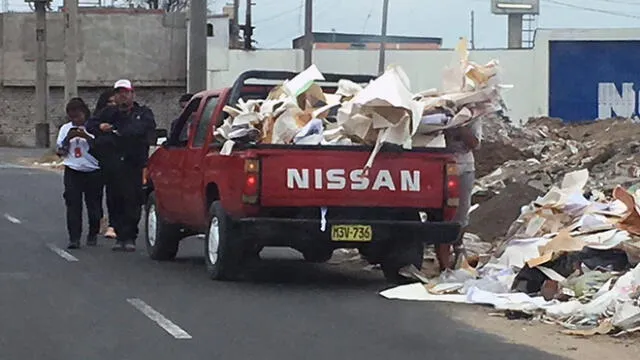 #YoDenuncio: conductor de vehículo arroja desmonte en vía pública [FOTOS]