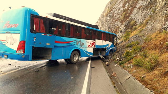 Pasco: bus impacta contra tráiler y se empotra a un cerro