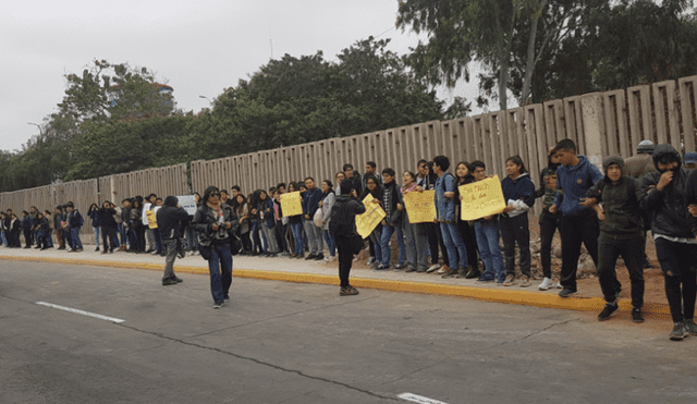 Con carteles y arengas los estudiantes impiden el pase en las puertas 6 y 7. Foto: Milagros Berríos.
