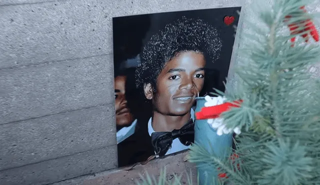 Desliza hacia la izquierda para ver el mensaje en la tumba de Michael Jackson que es viral en YouTube.