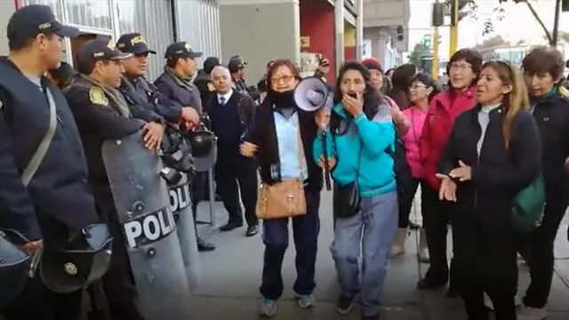 Docentes en huelga le cantan a policías antimotines [VIDEO]