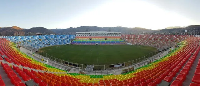 Instalan las butacas del estadio Inca Garcilaso de la Vega. Foto: Difusión.