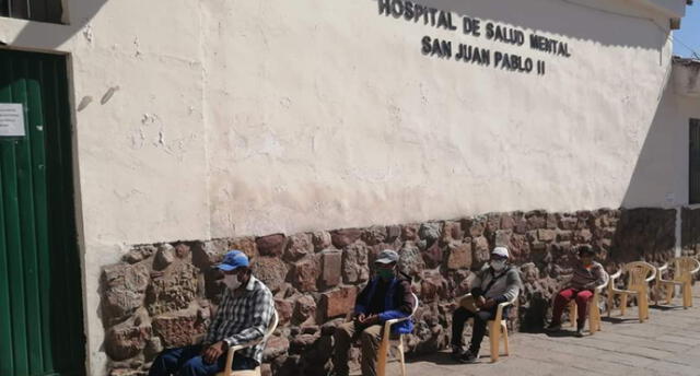 A pesar del estado de emergencia, personal del hospital de Salud Mental, Juan Pablo II, sigue atendiendo a pacientes abandonados.