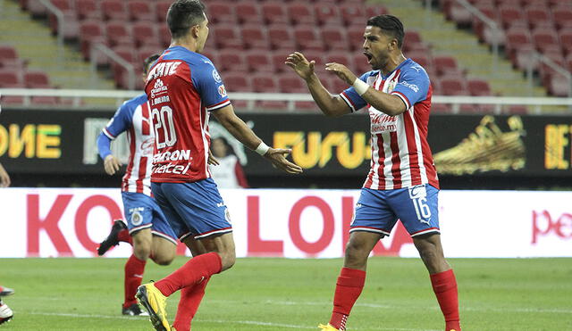 Molina y Ponce a favor de Chivas en el partido contra Monterrey. Foto: AFP.