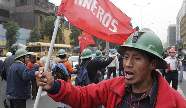 Trabajadores mineros acatan huelga nacional exigiendo que en su sector la negociación colectiva sea por rama de actividad.