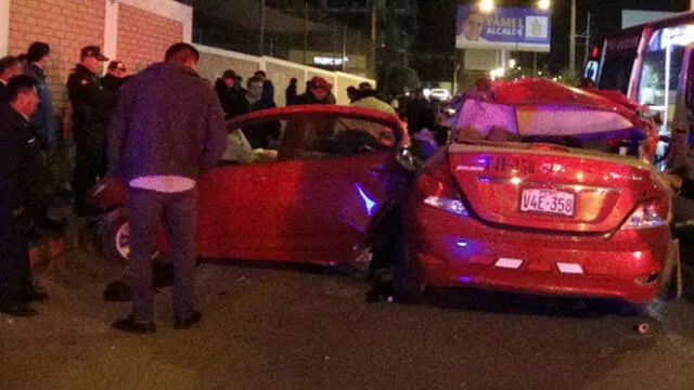 ¡Increíble! Chofer sobrevive luego que su auto se partiera en dos tras choque