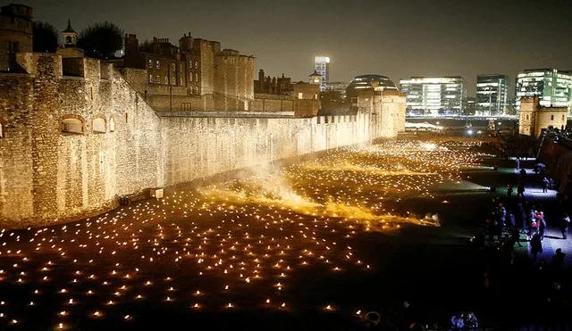 Miles de antorchas brillan en Londres para conmemorar el armisticio que puso fin a la Primera Guerra Mundial [FOTOS y VIDEO]