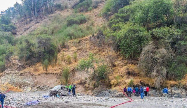 Cusco: fallecen tres integrantes de una familia al caer a un barranco el auto en que viajaban.