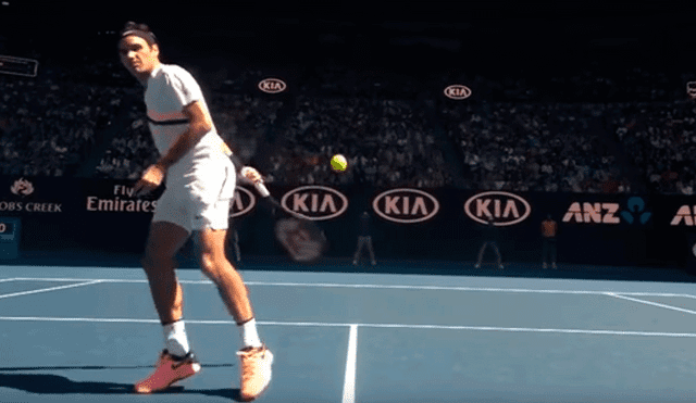 YouTube: Roger Federer y su exquisita devolución sin mirar [VIDEO]