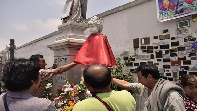 Miles de personas peregrinaron al cementerio Presbítero Maestro [FOTOS]