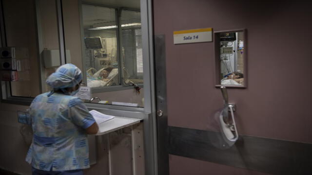 A nurse is seen at the Intensive Care Unit of the Barros Luco Hospital in Santiago, on July 22, 2020 amid the COVID-19 novel coronavirus pandemic. (Photo by Martin BERNETTI / AFP)