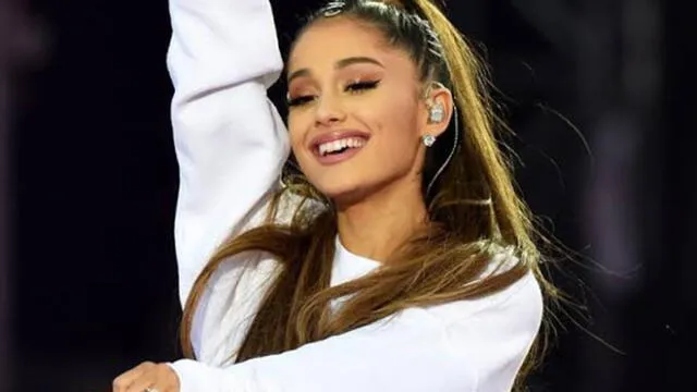 Ariana Grande sufre caída en pleno concierto y reacciona de manera graciosa ante el público
