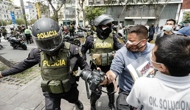 Personal de prensa es agredido con perdigones durante la marcha en contra de Merino. Foto: Antonio Melgarejo / La República