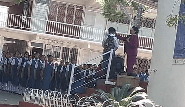 Video es viral en Facebook. El estudiante incumplió el reglamento del colegio y la polémica directora decidió darle un castigo frente a todos los alumnos. Foto: Captura.